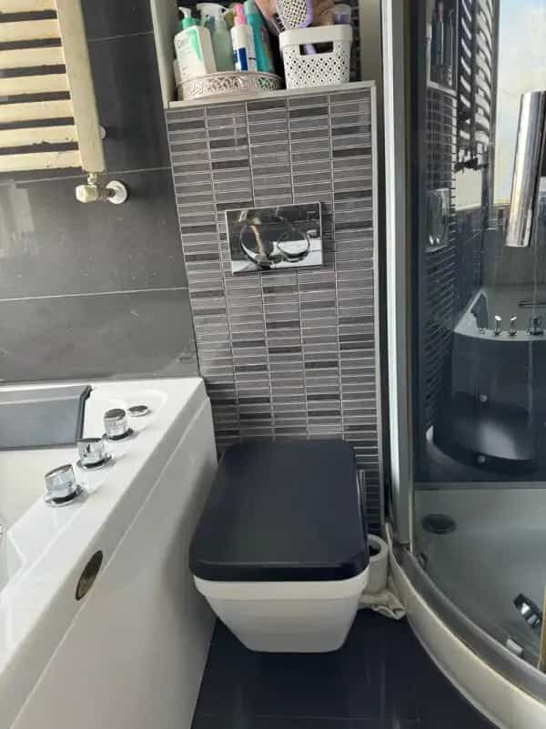 Kraan en sanitair in de badkamer