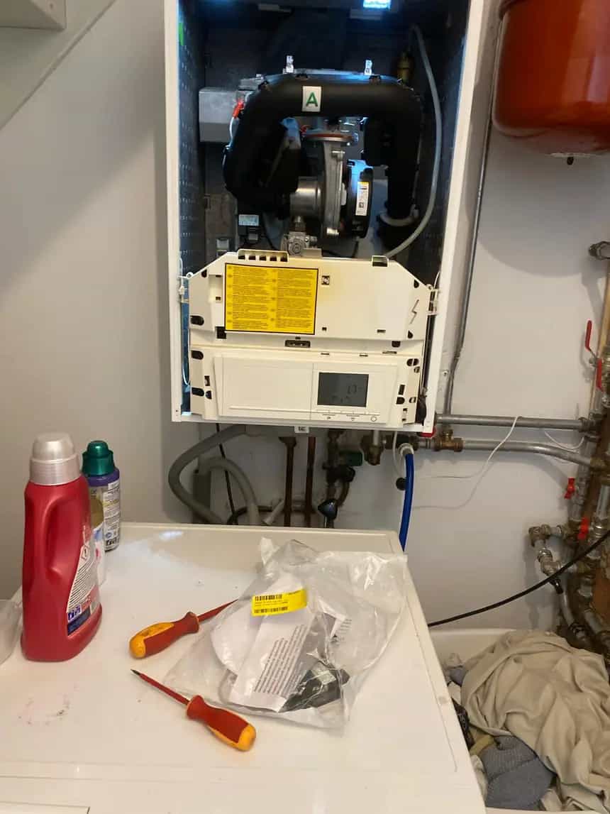 CV-ketel opengemaakt voor storingsdiagnose en onderhoud